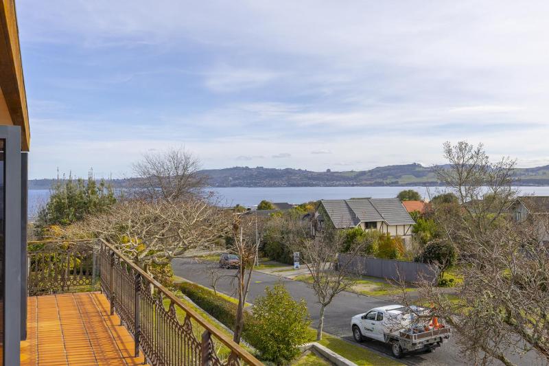 Harvey Lake House - stylish comfort with outdoor deck and lake views - image 20