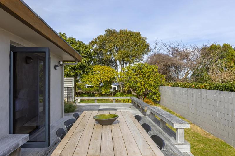 Harvey Lake House - stylish comfort with outdoor deck and lake views - image 28