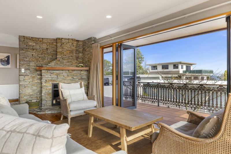 Harvey Lake House - stylish comfort with outdoor deck and lake views - image 19
