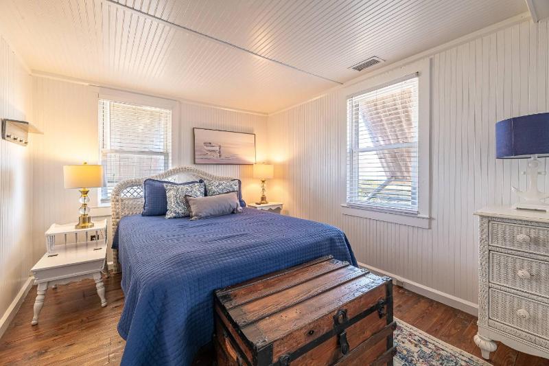 The Minor Manor - NH MP 11.5 Historic Oceanfront Dunetop Deck YR Flex Stays - image 5