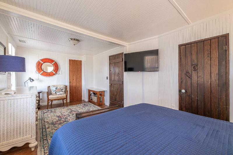 The Minor Manor - NH MP 11.5 Historic Oceanfront Dunetop Deck YR Flex Stays - image 7