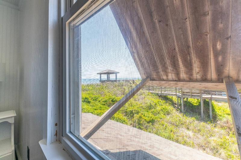 The Minor Manor - NH MP 11.5 Historic Oceanfront Dunetop Deck YR Flex Stays - image 4