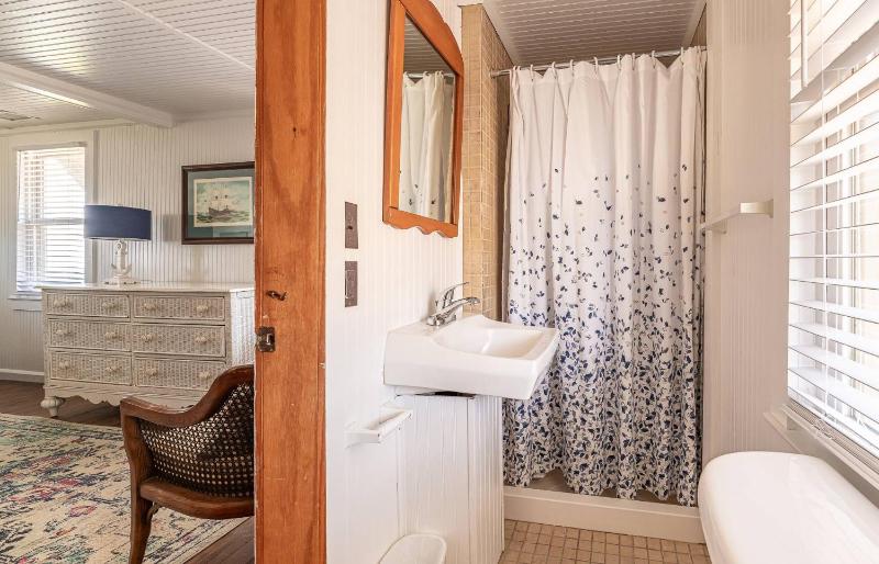 The Minor Manor - NH MP 11.5 Historic Oceanfront Dunetop Deck YR Flex Stays - image 39