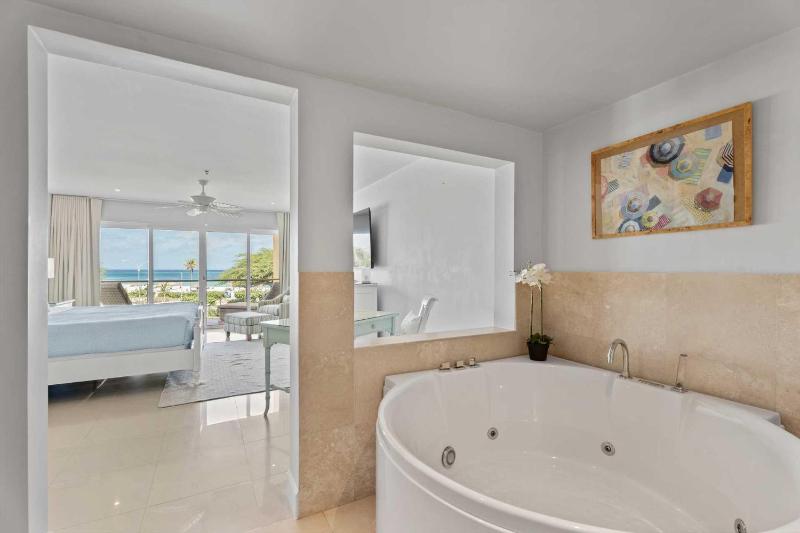 Beachfront - Royal Aquamarine 3BR condo - BC252 - image 10
