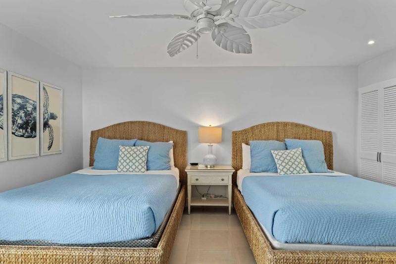 Beachfront - Royal Aquamarine 3BR condo - BC252 - image 8