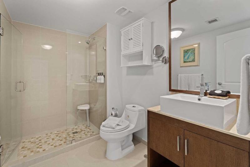 Beachfront - Royal Aquamarine 3BR condo - BC252 - image 5