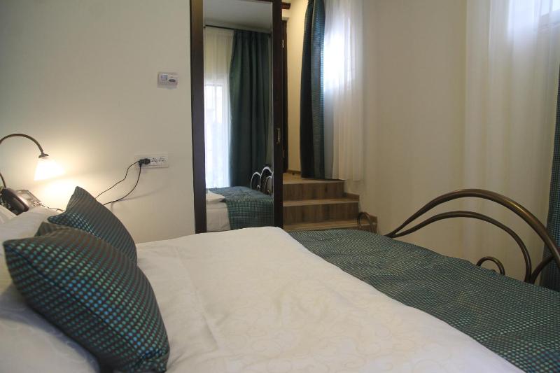 Economy Double Room image 3