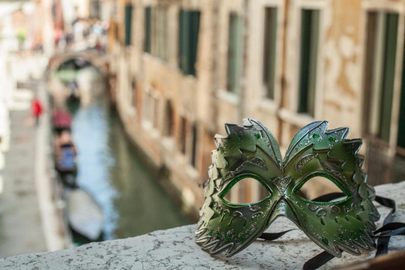 Double Room with Canal View image 2