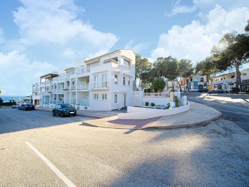 Comfort Steps from the Sea - image 1