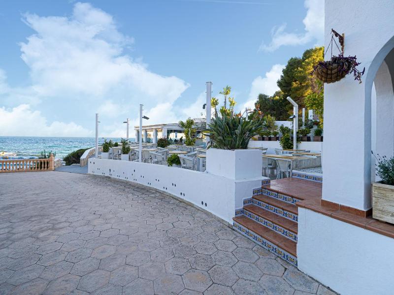 Comfort Steps from the Sea - image 18