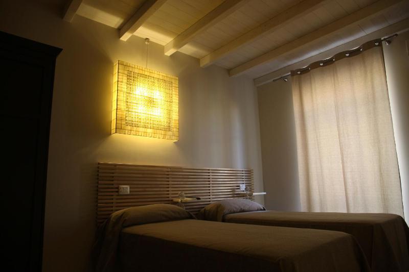 Double Room image 4