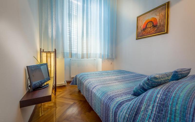 Small Double Room image 3