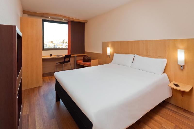 Standard Double Room image 4