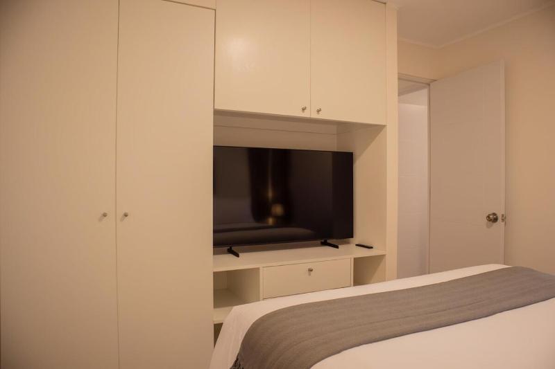 Majestic 2BR with Balcony in Miraflores - image 5