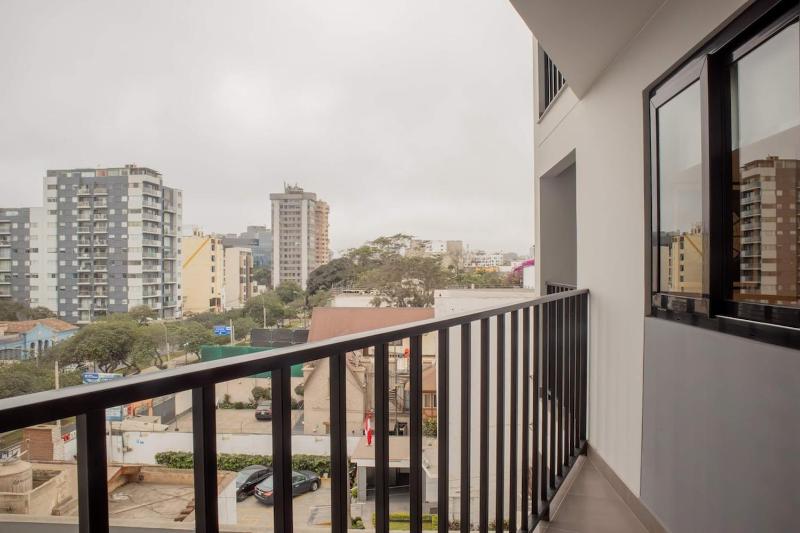 Majestic 2BR with Balcony in Miraflores - image 15