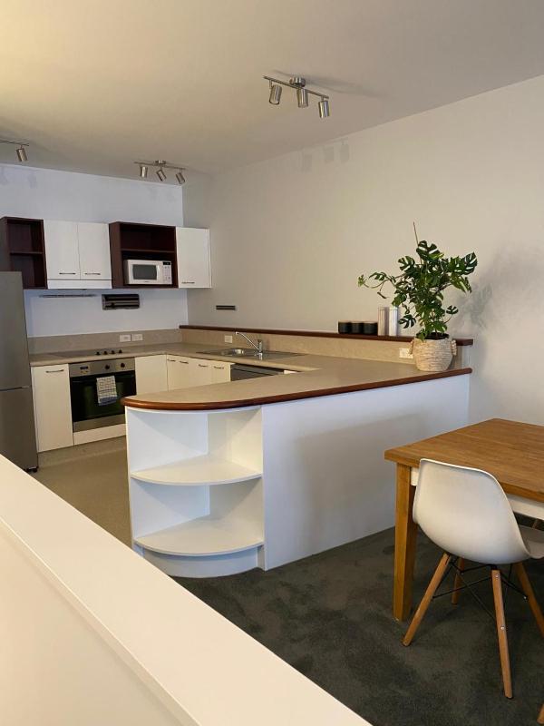 Family friendly 2 bed apartment with carpark - image 10