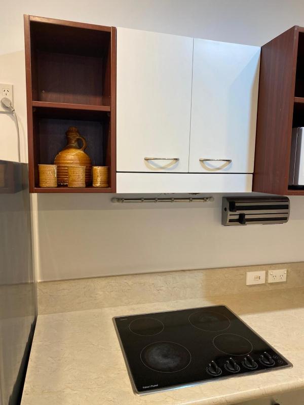 Family friendly 2 bed apartment with carpark - image 6