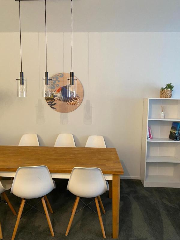Family friendly 2 bed apartment with carpark - image 23