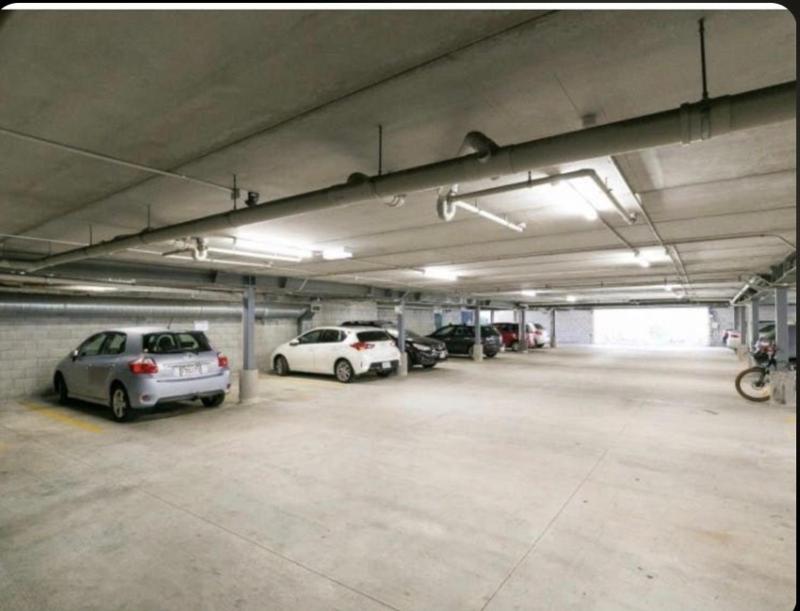 Family friendly 2 bed apartment with carpark - image 27