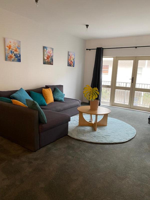 Family friendly 2 bed apartment with carpark - image 12