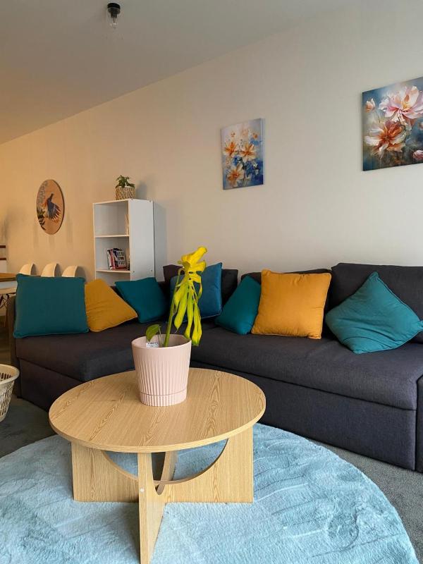 Family friendly 2 bed apartment with carpark - image 25