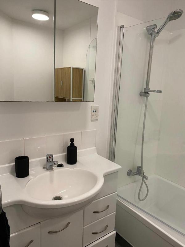 Family friendly 2 bed apartment with carpark - image 13