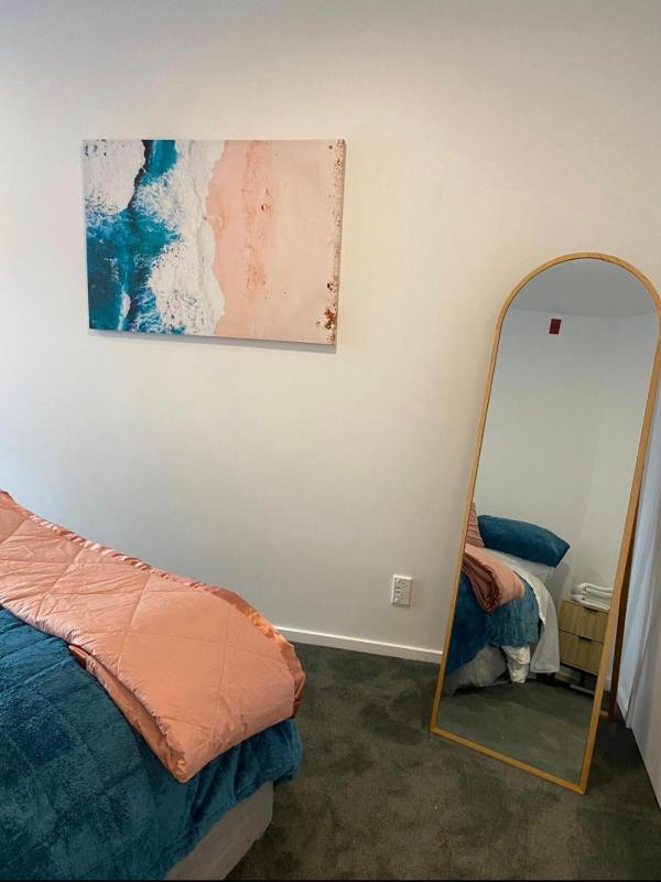 Family friendly 2 bed apartment with carpark - image 8