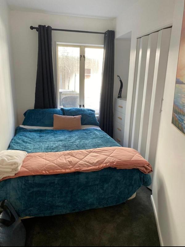 Family friendly 2 bed apartment with carpark - image 28