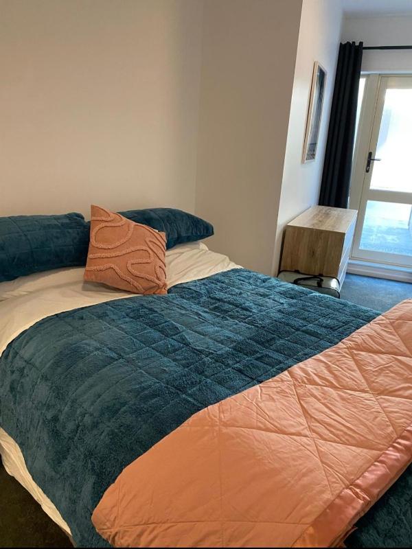 Family friendly 2 bed apartment with carpark - image 26