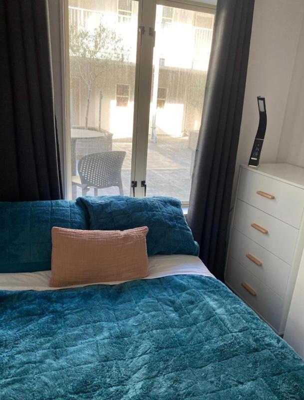 Family friendly 2 bed apartment with carpark - image 16