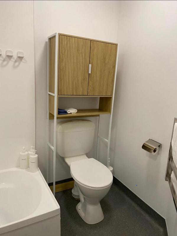 Family friendly 2 bed apartment with carpark - image 7