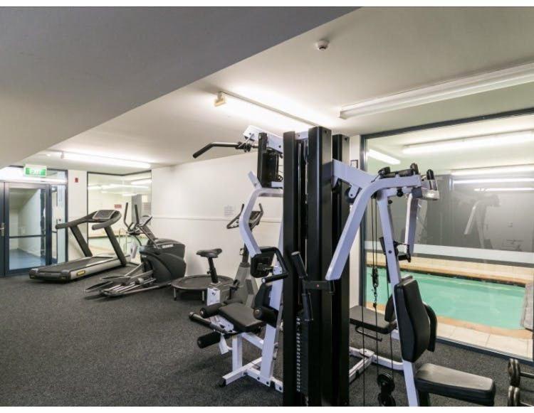 Family friendly 2 bed apartment with carpark - image 15