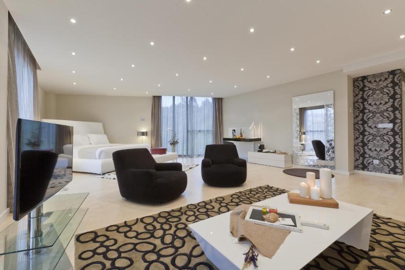 Suite with Jacuzzi image 4