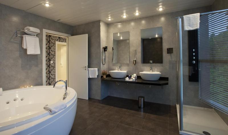Suite with Jacuzzi image 3
