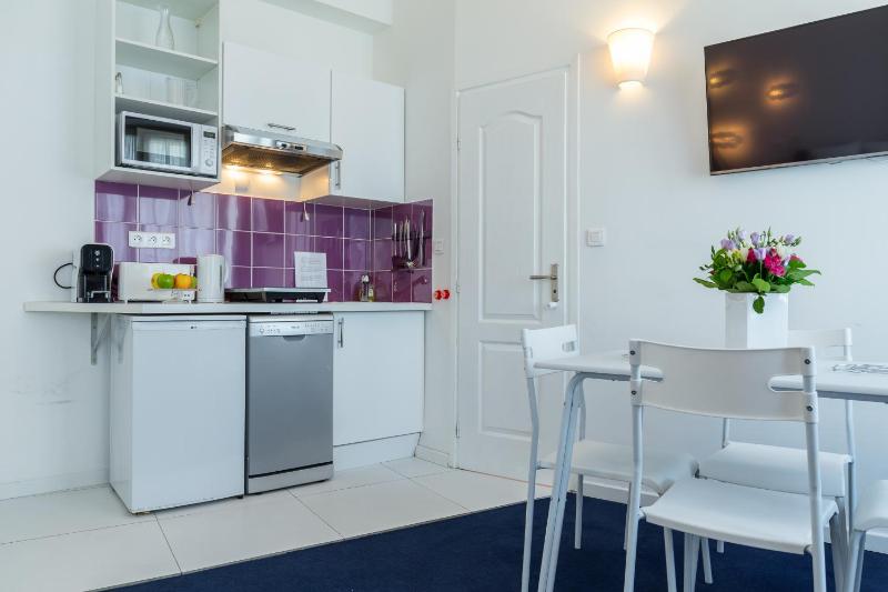 Family Studio with Garden View (4 Adults)  image 2