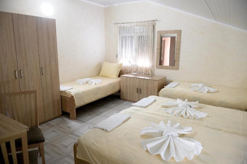 Standard Quadruple Room image 4