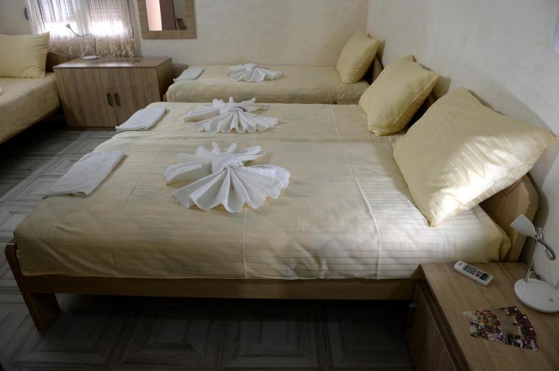Standard Quadruple Room image 3
