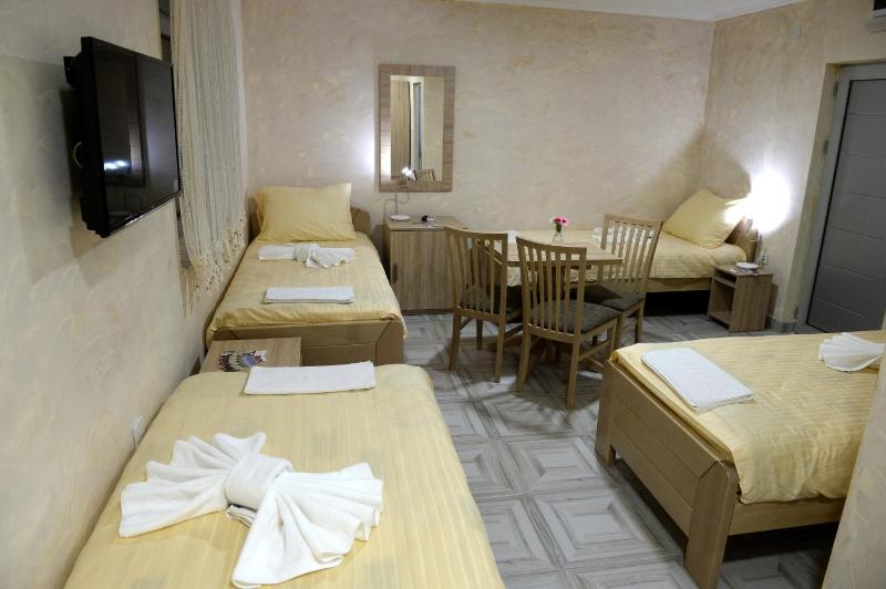 Standard Quadruple Room image 2