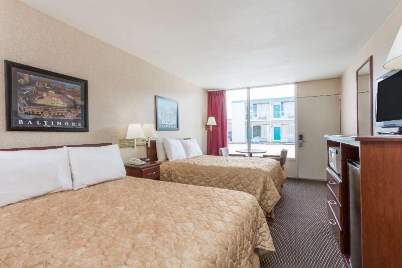 Queen Room with Two Queen Beds - Non-Smoking image 2