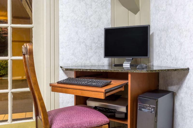 Deluxe Double Room with Two Double Beds - Non-Smoking image 4