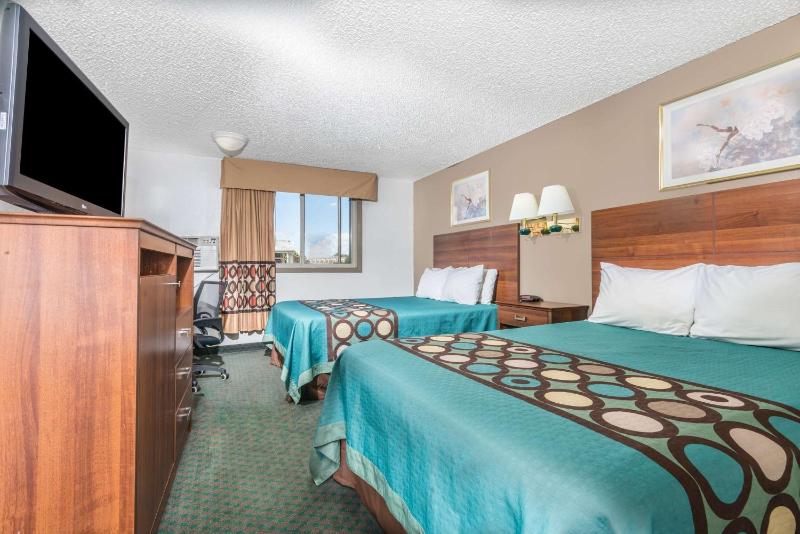 Queen Room with Two Queen Beds - Non-Smoking image 4