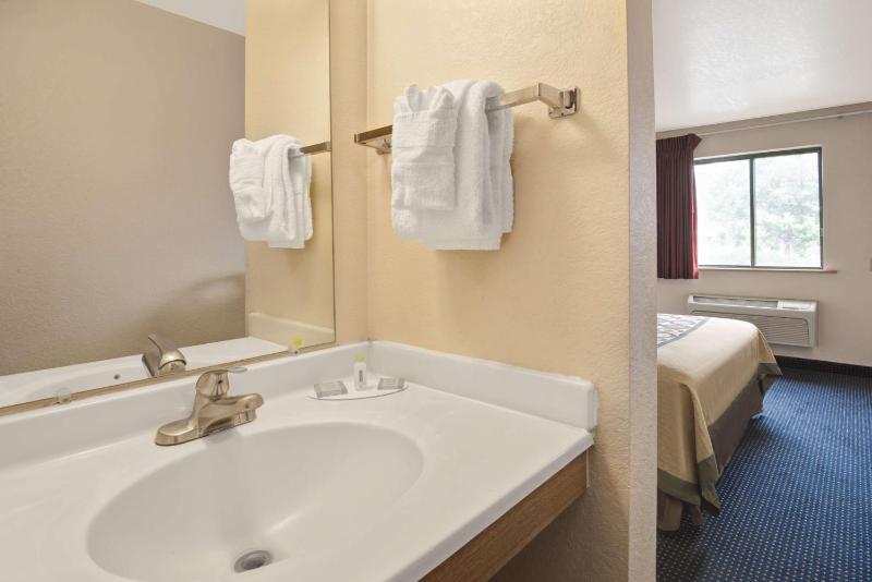 King Room - Non-Smoking image 2