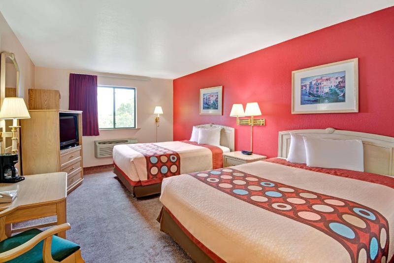 Queen Room with Two Queen Beds - Non-Smoking image 2