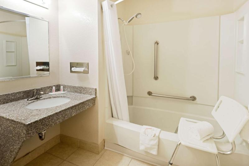 Queen Room with Bath Tub - Mobility Accessible/Non-Smoking image 2