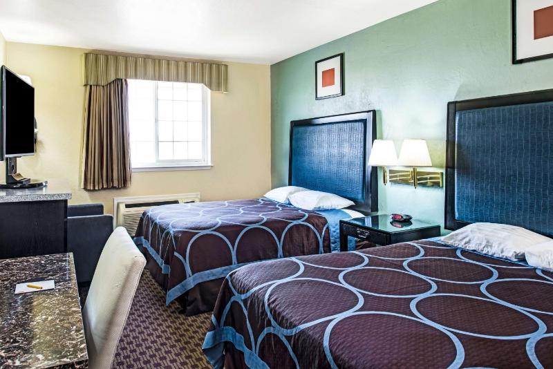 Queen Room with Two Queen Beds - Non-Smoking image 2