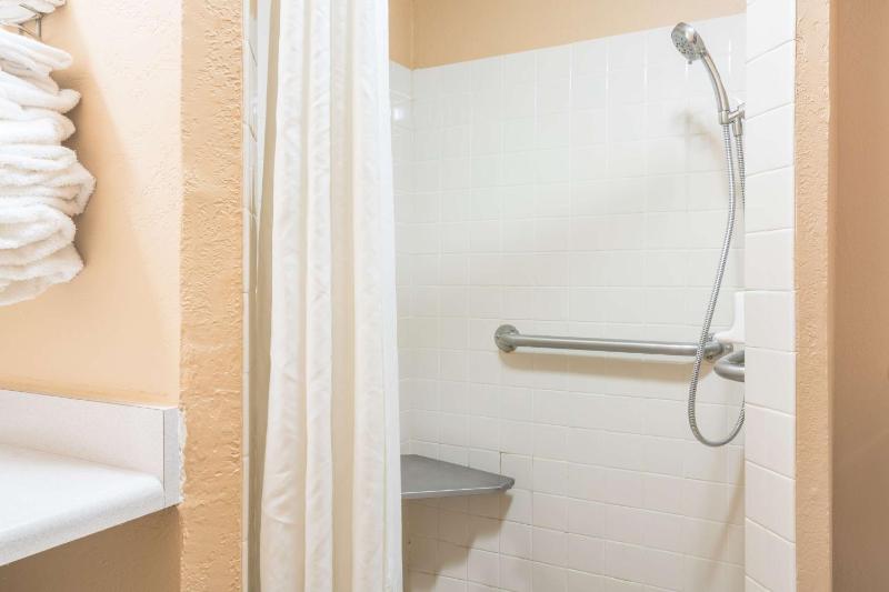 Double Room with Two Double Beds - Mobility Access/Non-Smoking image 2
