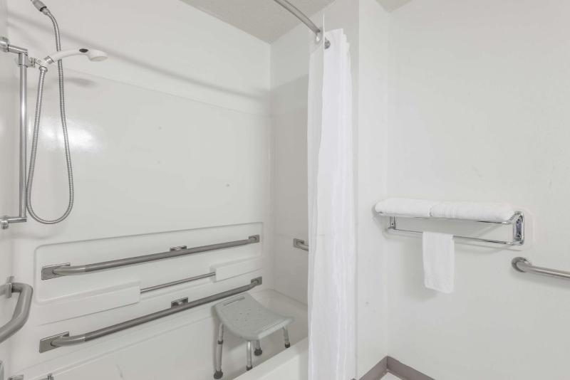 Queen Room - Disability Access/Non-Smoking image 4