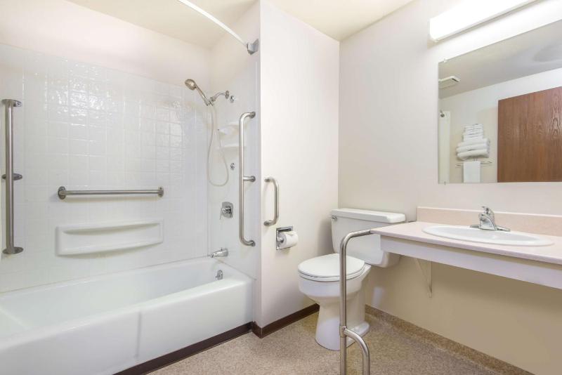 Queen Room - Disability Access/Non-Smoking image 3