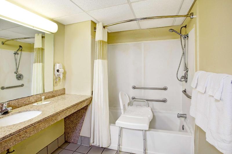 Double Room with Two Double Beds - Mobility Access/Non-Smoking image 3