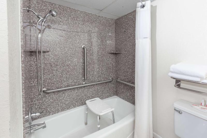 Queen Room - Mobility Access/Non-Smoking image 2